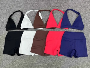 Flachliegende fünffarbige Yoga-Sets mit Neckholder-Tops und hoch taillierten Shorts