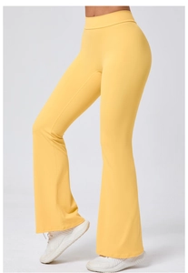 Detailansicht der ausgestellten Yoga-Hose in Senfgelb mit hoher Taille und weitem Bein