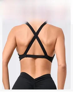 Dettaglio delle spalline incrociate del reggiseno yoga sul set fitness nero da donna