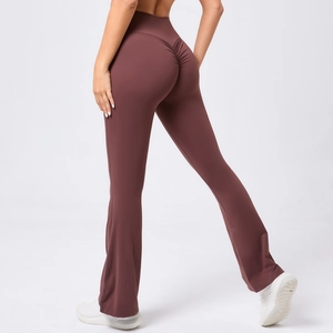 Détail du pantalon de yoga évasé à taille haute avec effet push-up fessier en marron