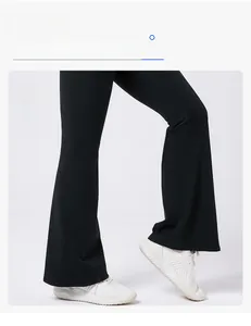 Dettaglio dei pantaloni da yoga neri svasati con design fluido e tessuto elastico