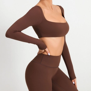 Conjunto de yoga para mujer con top de manga larga con cuello cuadrado y mallas de talle alto