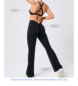 Dettaglio delle spalline incrociate e dei leggings yoga arricciati in nero opaco