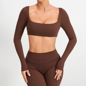 Conjunto de yoga para mujer en marrón oscuro con top de manga larga y mallas de entrenamiento