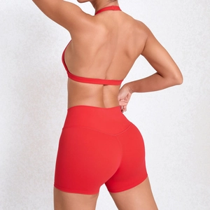 Helles rotes rückenfreies Yoga-Set mit hoch taillierten Shorts und Halter-Neck Sport-BH