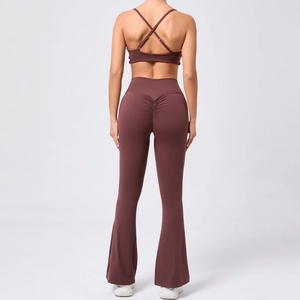 Ensemble de yoga marron foncé avec brassière à dos croisé et legging évasé galbant