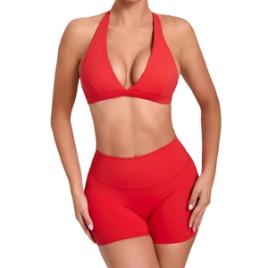 Schnelltrocknendes Yoga-Set mit Halter-BH und High-Waist-Shorts aus rotem Stretchstoff