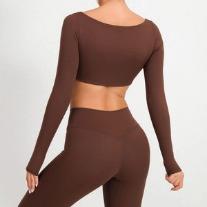 Conjunto de yoga marrón para mujer con top corto de manga larga y leggings de cintura en V