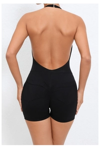 Dettaglio della tuta da yoga nera schiena scoperta con chiusura halter e design arricciato