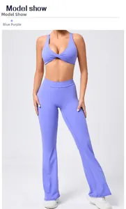 Vista dettagliata del set yoga blu viola con reggiseno a V e leggings svasati a vita alta