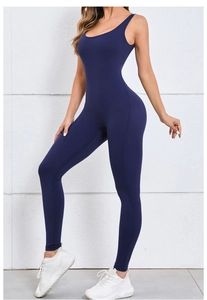 Dettaglio della tuta da yoga blu navy con scollo rotondo profondo e design senza maniche