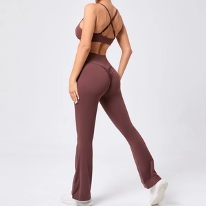 Détail arrière d'un ensemble de yoga rouge foncé avec soutien-gorge croisé et pantalon