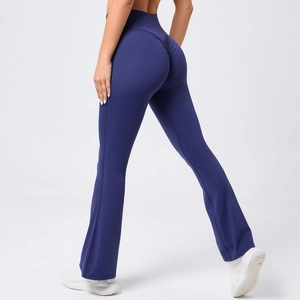 Détail macro du pantalon de yoga évasé taille haute avec design liftant fessier bleu marine