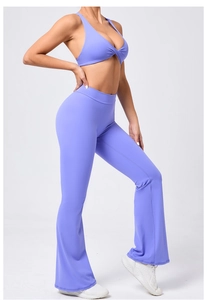 Dettaglio dei pantaloni yoga a zampa lavanda e del reggiseno sportivo incrociato