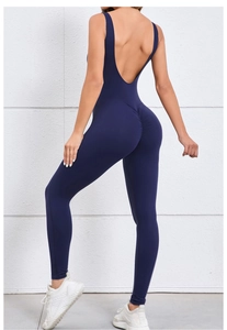 Dettaglio della tuta da yoga blu navy senza schienale con design arricciato sui glutei