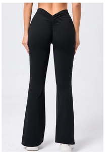 Rückansicht der schwarzen Yoga-Schlaghose mit hoher Taille, V-Bund und Scrunch-Butt-Effekt