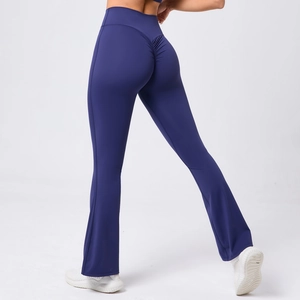 Vue détaillée du dos d'un pantalon de yoga évasé à taille haute avec effet push-up