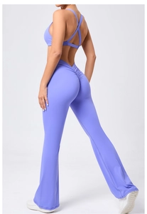Dettaglio del set yoga viola con reggiseno incrociato e leggings a zampa arricciati