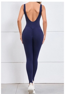 Dettaglio della tuta da yoga blu navy con schiena scoperta e design arricciato push-up