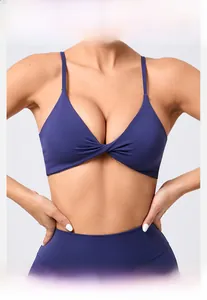 Vue de face du soutien-gorge de sport bleu foncé avec nœud torsadé et fines bretelles