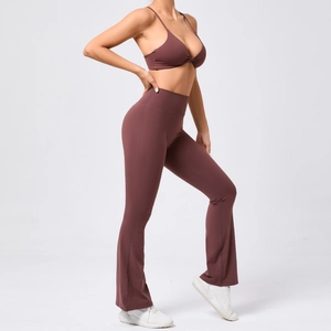 Ensemble de yoga marron foncé avec brassière torsadée et pantalon évasé taille haute