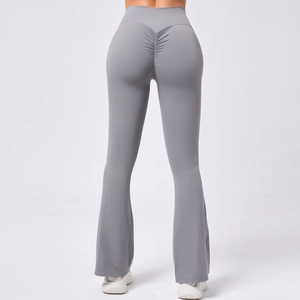 Vue arrière du pantalon de yoga évasé gris à taille haute avec effet push-up fessier