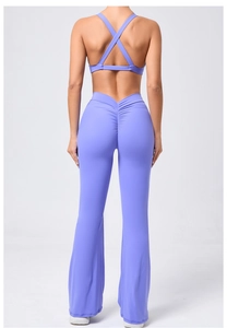 Vista posteriore del reggiseno sportivo viola e dei pantaloni yoga a zampa a vita alta