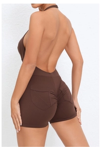 Dettaglio del design schiena scoperta e tasche push-up sulla tuta da yoga marrone