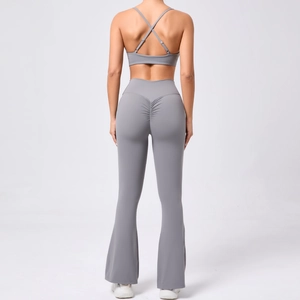 Détail de l'ensemble de yoga gris avec soutien-gorge dos torsadé et legging évasé froncé
