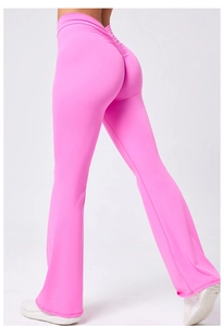 Nahaufnahme der rosa ausgestellten Yogahose mit hoher Taille und Push-up-Effekt am Gesäß