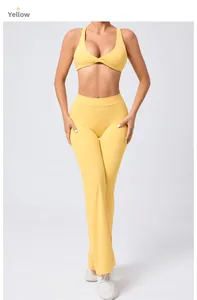 Dettaglio del set yoga giallo con reggiseno intrecciato e leggings a zampa