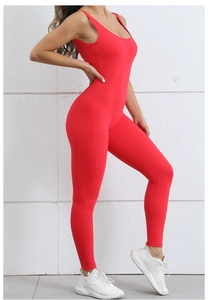 Vista laterale della tuta da yoga rossa con schiena scoperta e tessuto elasticizzato