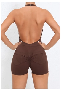 Dettaglio della tutina yoga schiena scoperta marrone con design arricciato push-up