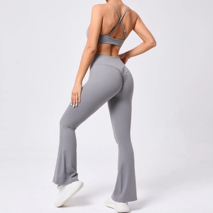 Détail de l'ensemble de yoga gris avec soutien-gorge croisé et legging évasé taille haute