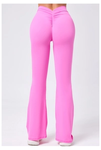 Detail der pinkfarbenen Yoga-Schlaghose mit V-Taille und Push-Up-Effekt am Gesäß