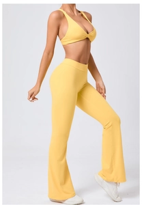 Dettaglio completo completo yoga giallo con reggiseno intrecciato e pantaloni a zampa