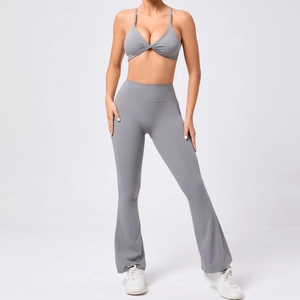 Détail de la brassière de sport grise torsadée et du pantalon de yoga évasé
