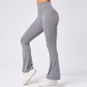 Détail de profil d'un pantalon yoga évasé gris à taille haute avec effet galbant