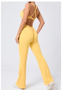 Dettaglio completo di set yoga giallo con reggiseno incrociato e pantaloni a zampa
