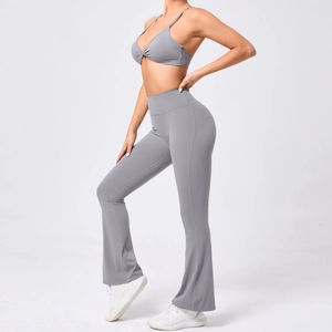 Détail de l'ensemble de yoga gris clair montrant le soutien-gorge torsadé et le legging