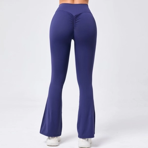 Détail du pantalon de yoga évasé bleu foncé à taille haute avec effet push-up fessier