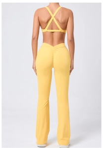 Dettaglio completo del set yoga giallo con reggiseno incrociato e leggings a campana