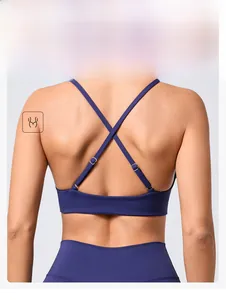 Détail du soutien-gorge de yoga violet avec bretelles croisées et boucles en métal réglables