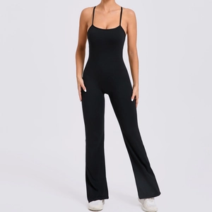 Combinaison de yoga noire pour femme avec bretelles réglables et pantalon évasé sport