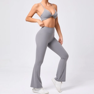 Détail du nœud sur le haut de yoga et le legging de sport évasé à coupe ajustée