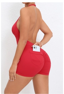 Dettaglio della tuta da yoga rossa con tasca per telefono e design push-up glutei