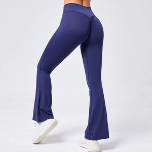Vue détaillée de l'arrière du pantalon de yoga évasé à taille haute avec effet push-up