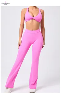 Dettaglio set yoga rosa fluorescente con reggiseno a torsione e pantaloni svasati
