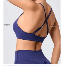Détail du soutien-gorge de sport violet avec bretelles réglables et coussinets