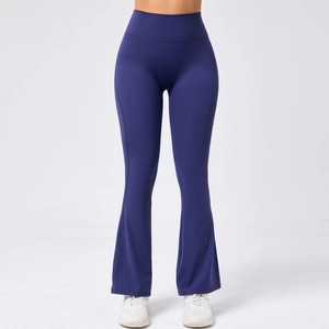 Détail de la taille haute gainante et du bas évasé de ce pantalon de yoga stretch